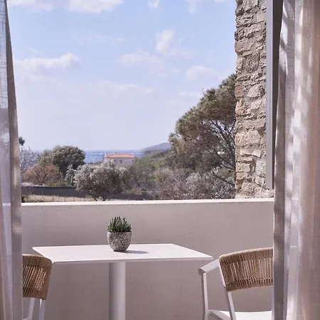 Isida Andros Hotel *